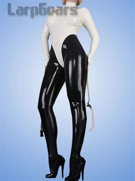 Sexy femme blanc avec latex noir catsuit avec fermeture à glissière