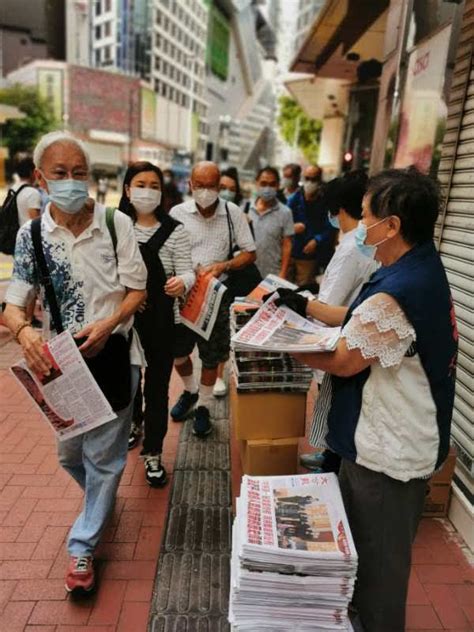 （多圖）《大公報》香港《文匯報》派報 市民讚內容豐富 香港 大公文匯網