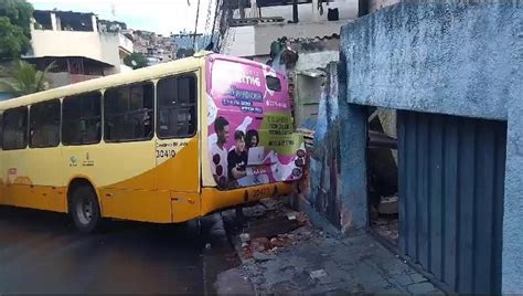 Nibus Bate Em Carro Atinge Casa E Deixa Uma Pessoa Ferida Em Bh