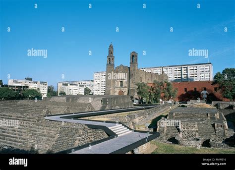 México Ciudad De México Plaza De Las Tres Culturas De Tlatelolco La Pirámide Azteca En El