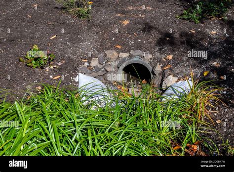 Eau De Drainage Des Eaux Pluviales Banque De Photographies Et Dimages