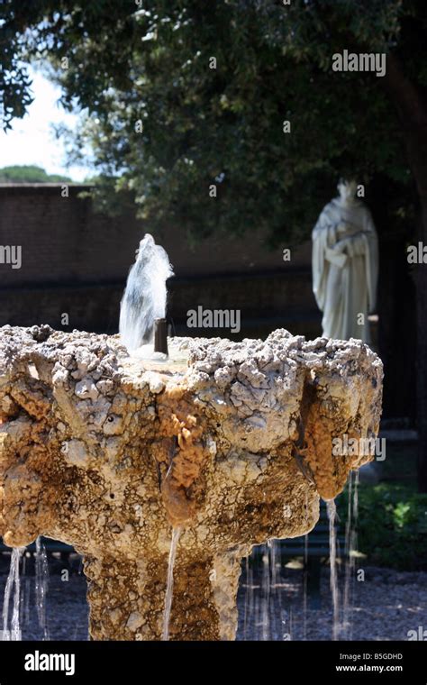 Fountain, Vatican gardens Stock Photo - Alamy