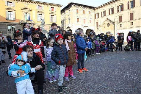 Coriandoli E Sorrisi Per Il Marted Grasso In Centro A Reggio Emilia