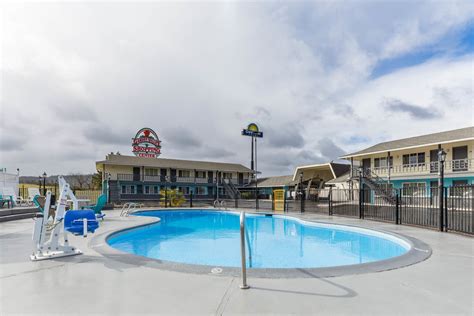 Days Inn by Wyndham Roseburg | Roseburg, OR Hotels