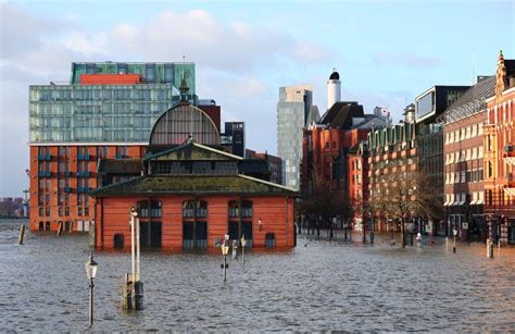 Video Hamburg Pod Vodom Jaka Oluja Potopila Njema Ki Grad Fenix