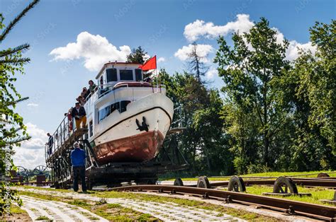 Bootsfahrt Auf Dem Oberlandkanal Bei Elblag Masuren Polen Stock Foto