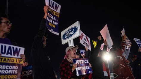 Us Auto Workers Strike Against Ford Gm And Stellantis Continues For