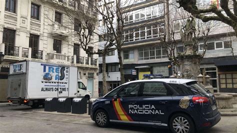 La Policía detiene a cuatro hombres tras pillarles robando en negocios