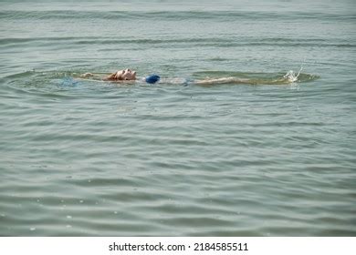 4 992 рез по запросу Nude woman swimming изображения стоковые фотографии и векторная