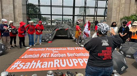 Aksi Tenda Perempuan Pekerja Rumah Tangga PRT Di DPR Memasuki Hari