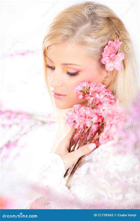 Het Meisje Van De Blonde Met De Lentebloesems Stock Afbeelding Image Of Lente Wijfje 21739565
