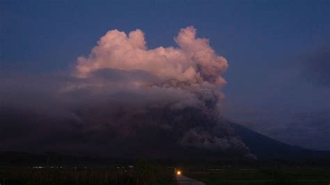 Indonesia Aumenta La Alerta Tras La Erupción Del Volcán Monte Semeru