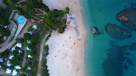 Vídeo de arquivo Premium Melhor acampamento de praia do mundo voo