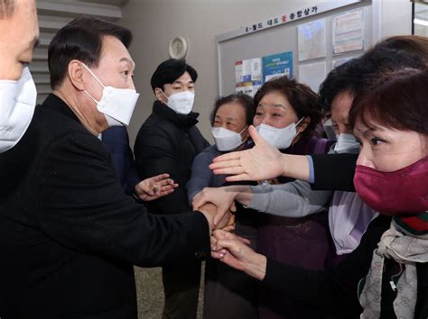 남대문 시장 방문한 윤석열 대통령 당선인 전자신문