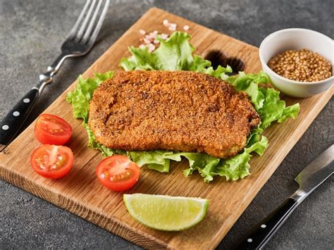 Costelinha de porco à milanesa tomate cereja mostarda e limão