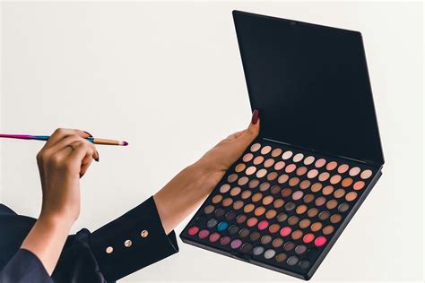 Rekomendasi 5 Eyeshadow Palette Lokal Murah Mulai Rp 20 Ribuan