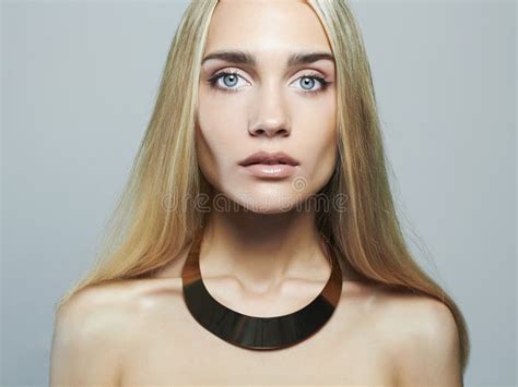 Mujer Rubia Joven Muchacha Hermosa Blonde En Collar Foto De Archivo Imagen De Retrato