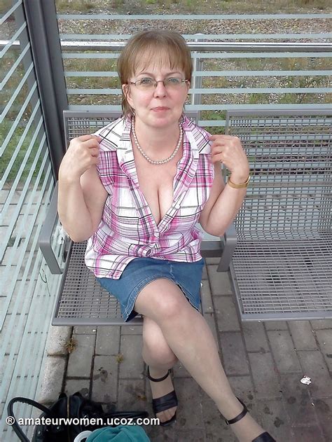 Milf Pics Club Very Nice Cleavage
