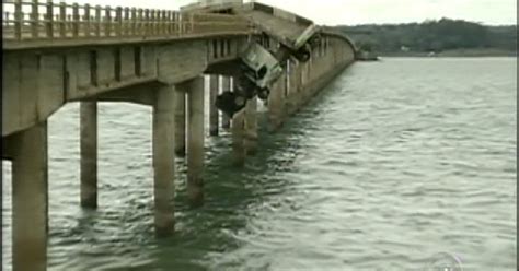 G Der Come A Remo O De Caminh O Pendurado Em Ponte Em Fartura Sp