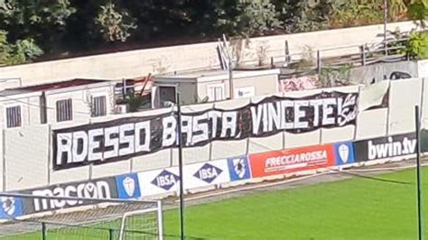 Sampdoria Striscione Dei Tifosi A Bogliasco Ora Basta Vincete Il