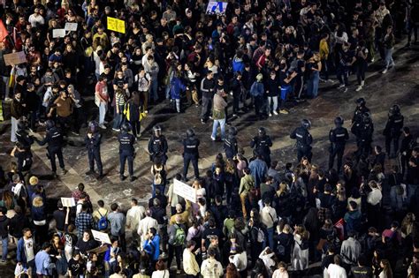 Cuatro Detenidos Y Polic As Heridos En Disturbios En Valencia En La