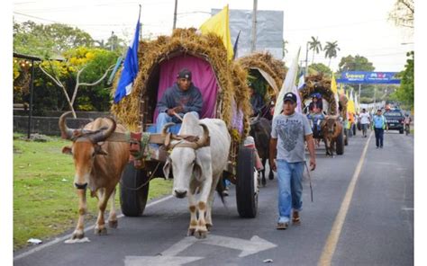 Familias en carretas peregrinas rumbo al Santuario Nacional de Jesús