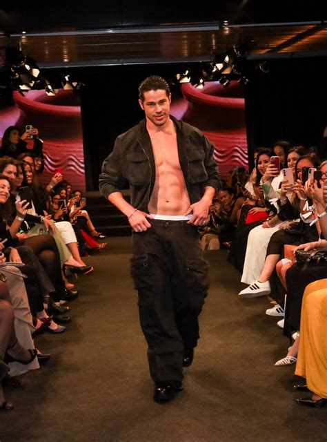 Jos Loreto Desfila Sem Camisa Para Marca De Lingerie Em Sp