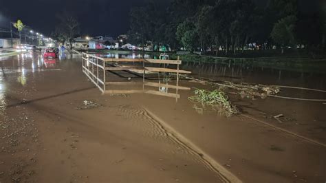 Forte chuva em curto espaço de tempo faz lago do Ecoparque transbordar