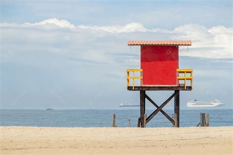 Posto De Salva Vidas - posto de salva-vidas vermelho na praia de copacabana com o mar ao fundo ...