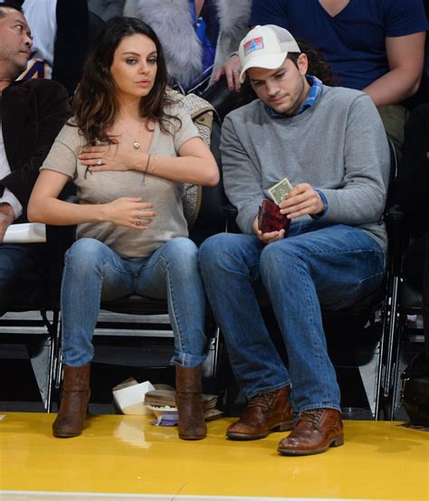 Vidéo Mila Kunis Remet En Place Son Décolleté Face à Son Fiancé