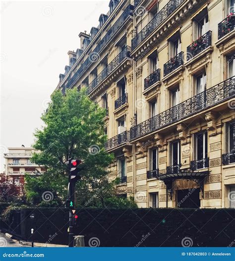 Arquitectura Parisina Y Edificios Históricos Restaurantes Y Tiendas