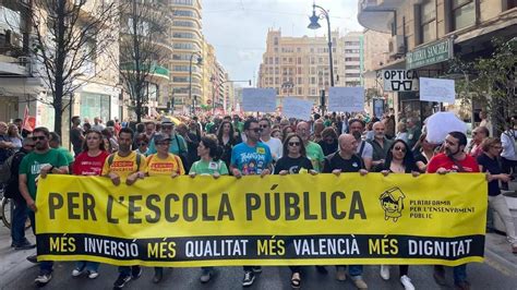 Protesta Masiva En València De La Escuela Pública Contra Las Políticas