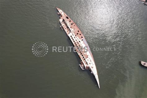 Saddam's rusting yacht serves as picnic spot for Iraqi fishermen - The ...