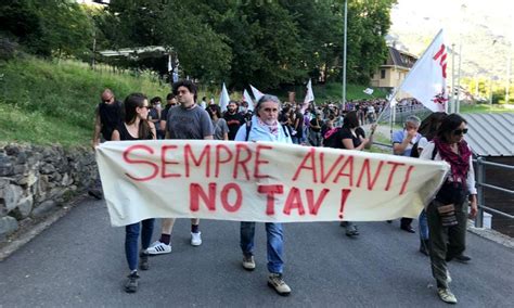 Blitz Dei No Tav Al Cantiere Di San Didero La Polizia Spara Con Gli