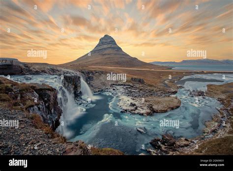 Gefrorener Wasserfall Kirkjufellsfoss Und Der Berg Kirkjufell Mit