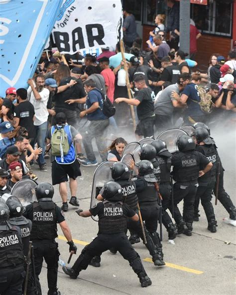 Jornada De Tensión Entre Movimientos Sociales Y Fuerzas Policiales