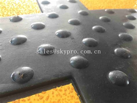 China High Reflective Recycled Traffic Safety Rubber Speed Bumps Easily