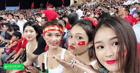 Dàn hot girl đến sân cổ vũ U23 Việt Nam chờ người quay hình cho lên sóng VTV