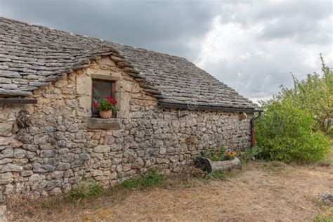 Maison En Pierre Maison Traditionnelle Maison De Causse Mejean