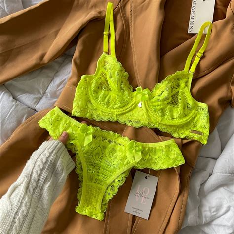 Conjunto de lingerie em renda sutiã sem bojo aro e calcinha biquíni