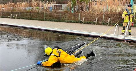 Berufsfeuerwehr Heilbronn Rettungstaucher Ben Unter Dickem Eis In Der