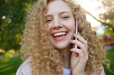 Gros Plan D une Belle Femme Blonde Parlant Avec Quelqu un Au Téléphone Largement Souriant