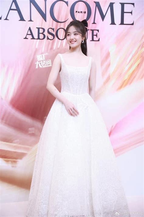 Nghê Ni khoe body siêu hot qua cam thường Trương Tịnh Nghi lên hot search với vibe tài phiệt