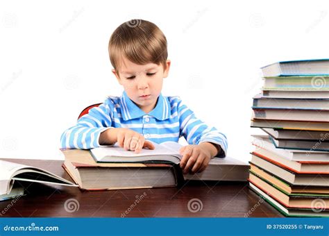 Ragazzo Che Legge Un Grande Libro Immagine Stock Immagine Di Biondo