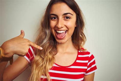 Joven Hermosa Chica Con Bikini Sonriendo En El Amor Que Muestra El S Mbolo Del Coraz N Y La