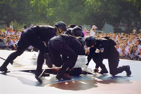 特警进校园开展防恐防爆应急疏散演练 广州市白云区白云外国语中小学（原广外附属中小学）