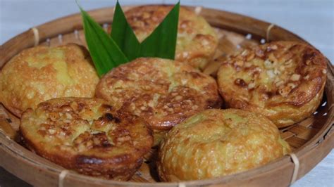 Hanya Diaduk Aduk Untuk Membuat Kue Lumpur Bakar Topping Kenari Yang