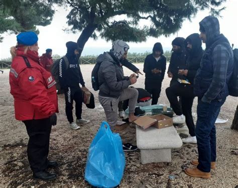 Coperte, vestiti e cibo per i senzatetto: la solidarietà di City Angels e Ankon Nostra - Youtvrs