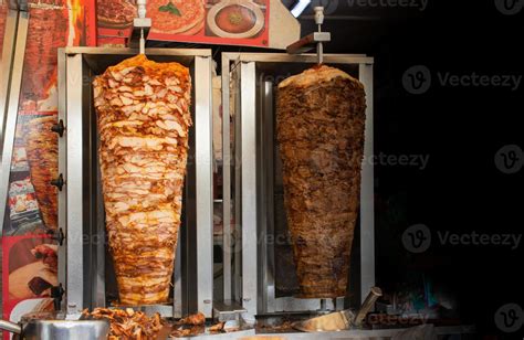 tradicional turco doner kebab kebab no espeto comida de rua culinária