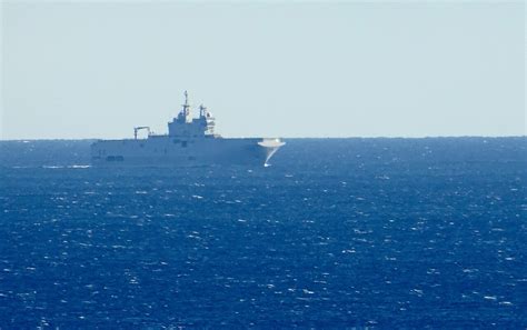 Nice C était quoi ce bateau militaire qui flottait dans la baie des